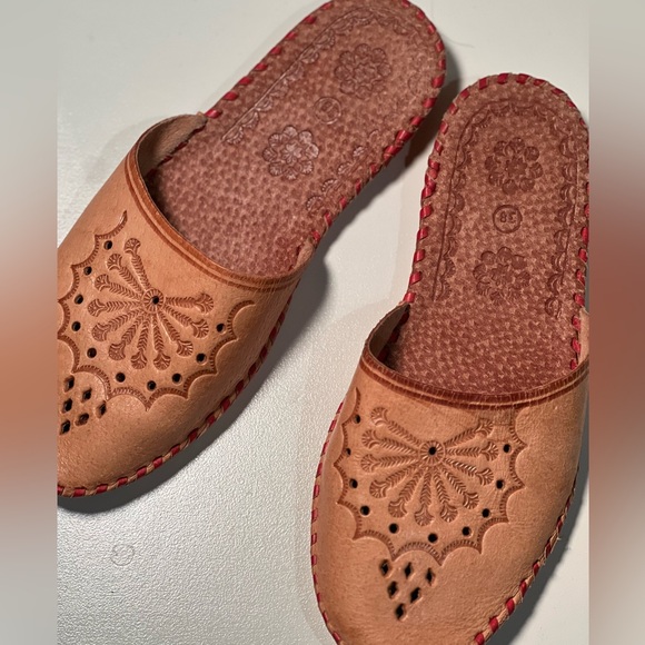 Handmade Moroccan leather slippers - Picture 2 of 4